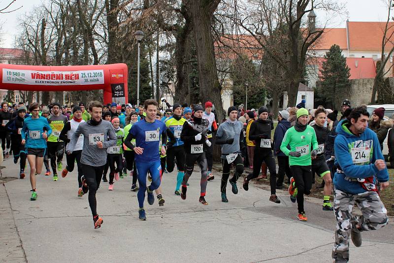 Tradiční Vánoční běh přilákal do Znojma na první svátek vánoční 218 běžců.