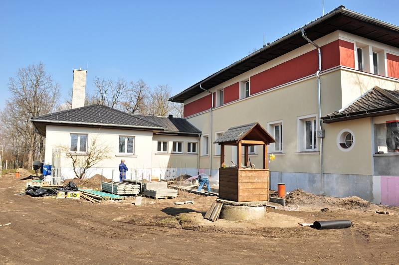 Jakmile v květnu dokončí Hevlínští rekonstrukci secesní budovy mateřské školy, pustí se do přístavby nové třídy i kuchyně. Kapacita školky v obci nestačí.