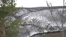 Sněhový poprašek dává vyniknout tvarům. Kaňon Dyje a rokle Mločího údolí ze Sealsfieldova kamene. 
