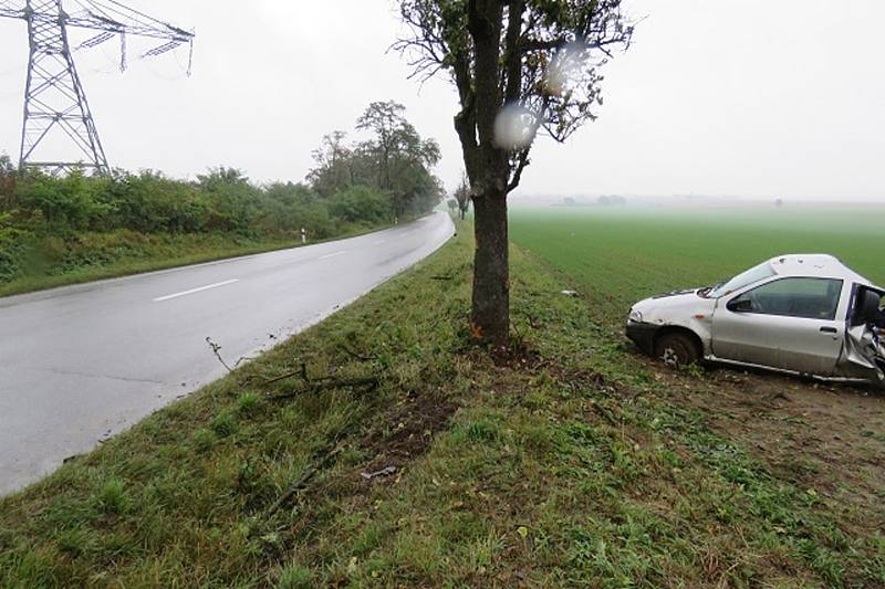 Dvacetiletý mladík havaroval u Olbramovic na Znojemsku, když ve čtvrtek v šest ráno mířil do Moravského Krumlova. Při projíždění zatáčky zřejmě nepřizpůsobil rychlost jízdy stavu silnice.