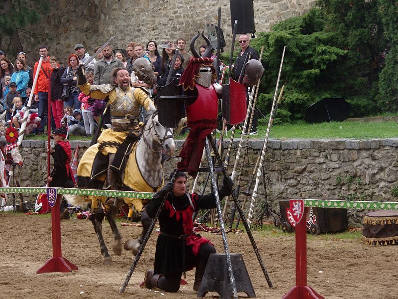 Tradiční Znojemské historické vinobrani ovládlo v pátek centrum města. U hradeb v Horním parku se opět konal jízdní rytířský turnaj.