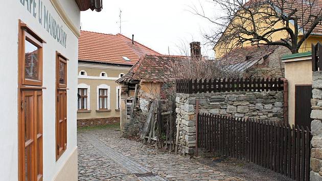 Přestože se už skoro dvacet let mluví o demolici, ruina domku v ulici Slepá v městské památkové rezervaci ve Znojmě stále ohrožuje kolemjdoucí.