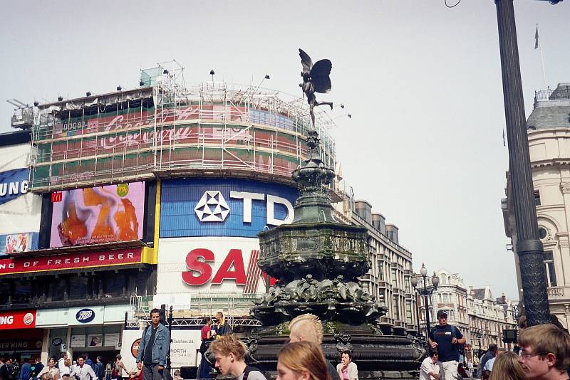 Ve stopách filmařů za příběhem Harry Pottera. Ve filmech si zahrálo i slavné náměstí Piccadilly Circus.