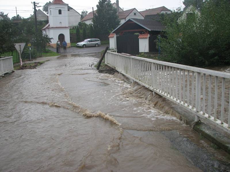 Voda se vylila i ve Střelicích a Jevišovicích.