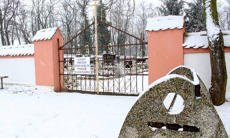 Otazníky vyvolává záměr prodeje části hřbitova v Křídlůvkách na Znojemsku. Jde o pás u zdi hřbitova, na kterém jsou roky hroby s náhrobky.