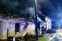 Střecha rodinného domu začala hořet nad ránem v Morašicích na Znojemsku. Hasiči likvidovali požár pět hodin.