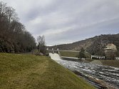 Řeka Dyje ve Znojmě v Koželužské a Mlýnské ulici i v přilehlém okolí v úterý 26. prosince.