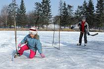 Děti si jarní prázdniny užívají nejen na sněhu, ale také na bruslích.