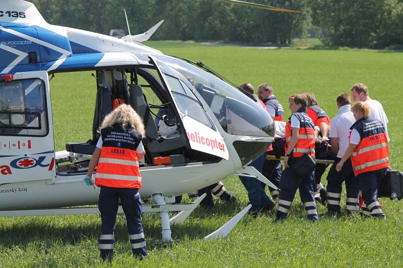 Dopravu na silnici ze Znojma na Hatě zkomplikovala srážka tří osobních aut v prostoru hlavní silnice a odbočky na letiště.