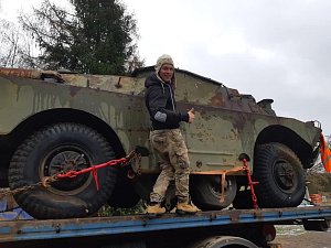 Petr Prokeš a Petr Klíčník opravují obrněné vozidlo, chtějí ho vystavit u svého bunkru u vsi Dyje.