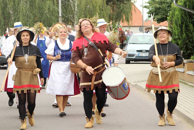 Slavnost Zarážení hory zažili v sobotu už potřetí obyvatelé Tasovic a pořáající Spolek vinařů svatého Klementa. Všude bylo plno vína, krojů a moravských písniček.