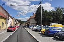 Rekonstrukcí Palackého a Růžové ulice v Moravském Krumlově vzniklo také 40 nových parkovacích míst.