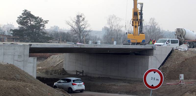 Dělníci i v mrazivých dnech pokračují na stavbě části obchvatu Znojma. Především na mostě přes ulici Přímětická a sousedním menším přemostěním. Provozorně pod tímto mostem jezdí řidiči z Přímětic do Znojma či do nemocnice.