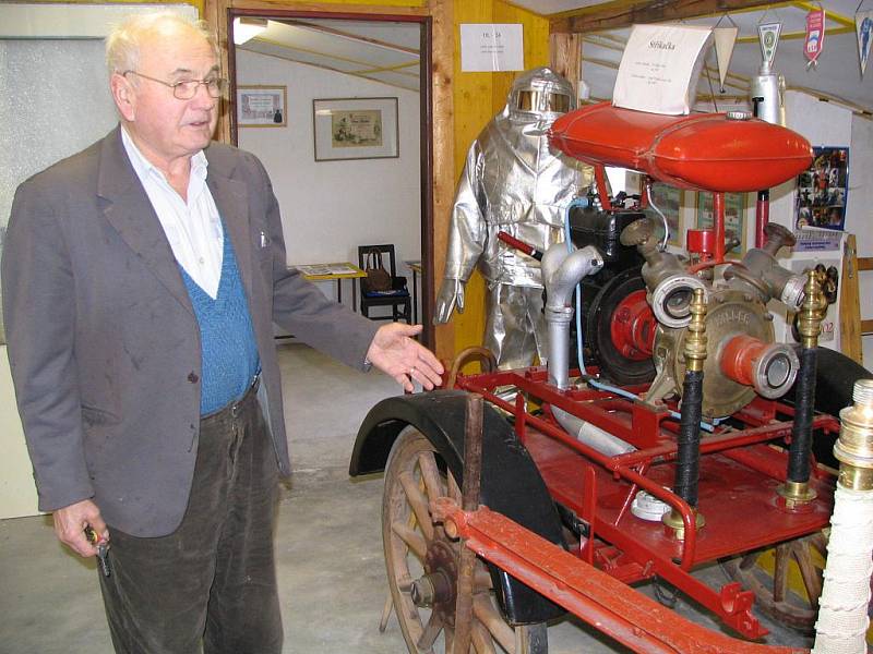 V Jiřicích u Moravských Budějovic žije pouhých třiašedesát obyvatel. Přesto mají raritní hasičské muzeum a galerii obrazů.