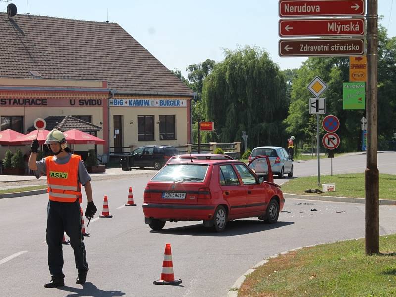 Dvě osobní auta se srazila na křižovatce ulic Znojemská a Nerudova v Hrušovanech nad Jevišovkou v úterý dopoledne.