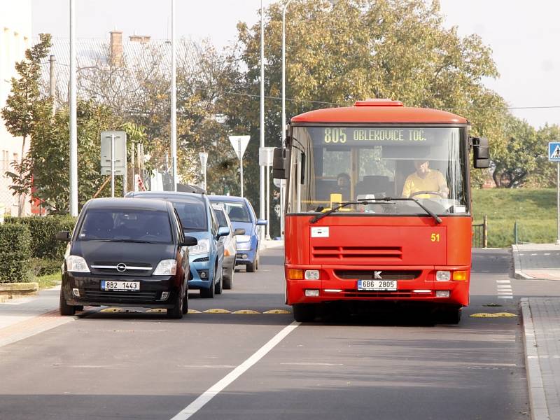 Některým obyvatelům Dlouhé ulice vadí projíždějící autobusy.