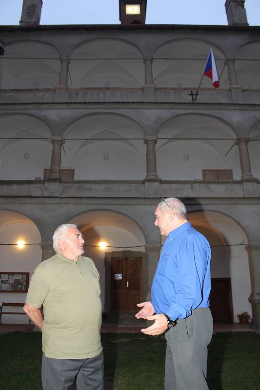 Patrně nejhezčí volební míst nost na Znojemsku mají voliči v Bohuticích. Otevřeli ji v tamní zámecké kapli. Za čtyři hodiny si do ní k urnám našlo cestu necelých šest desítek voličů.