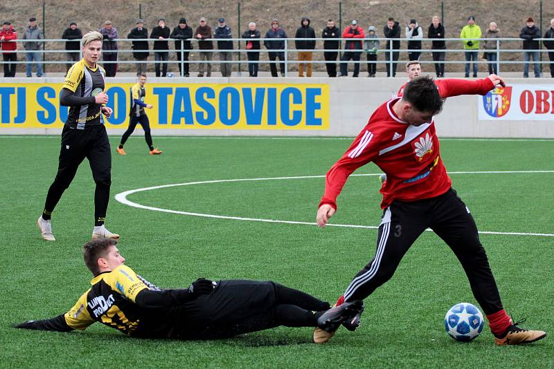 Fotbalisté divizních Tasovic (v černém) prohráli v sobotu předposlední přípravný zápas s Velkým Meziříčím 3:3.