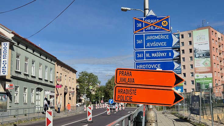 Na Pražské je otevřen pouze jeden pruh, řidiči dojedou do města v protisměru.