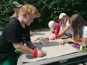 Děti si užívaly další turnusy příměstského tábora ve Farmě Nad zámkem v Moravském Krumlově.