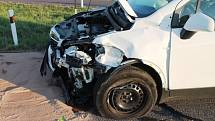 Jeden zraněný a škoda čtvrt milionu korun. Taková je bilance srážky dvou aut, která se stala v pondělí večer u Tavíkovic.