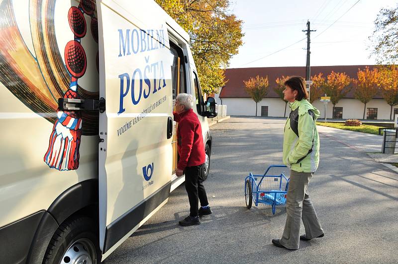 Mobilní pošta zajíždí nově do Tvořihráze na Znojemsku. Jedenkrát týdně na necelou hodinu.