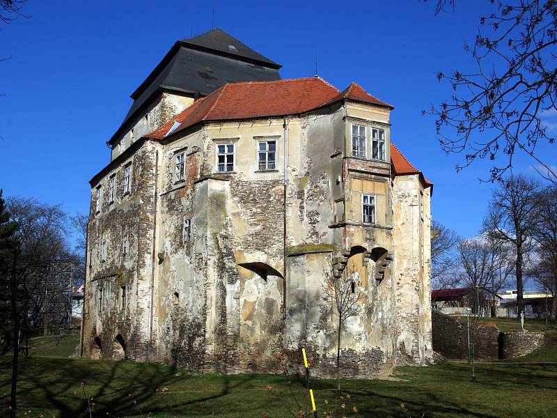 Chátrající miroslavský zámek se letos dočká rekonstrukce.