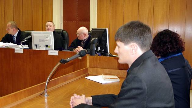 Znojemský soud začal projednávat žádost Jaroslava Schindlera o obnovu řízení kvůli trestu za loupežná přepadení. K činům se loni doznal a byl pravomocně odsouzen jiný pachatel. Senát vedený předsedou znojemského soudu Jaromírem Kapinusem Schindera vyslech