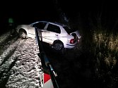 Na zledovatělé silnici u Těmic na Hodonínsku skončilo auto mimo silnici. Hasiči odřezali část mostní konstrukce a auto vyprostili. Při nehodě se nikdo nezranil.