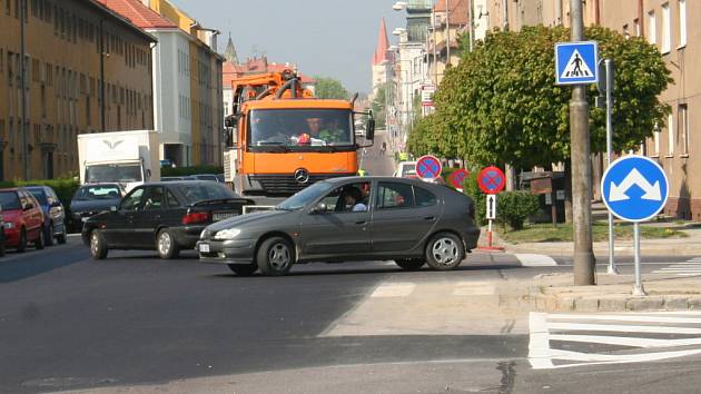 Kdo z koho? Všední dopoledne na jedné znojemské ulici.