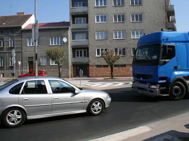 Kdo z koho? Všední dopoledne na jedné znojemské ulici.