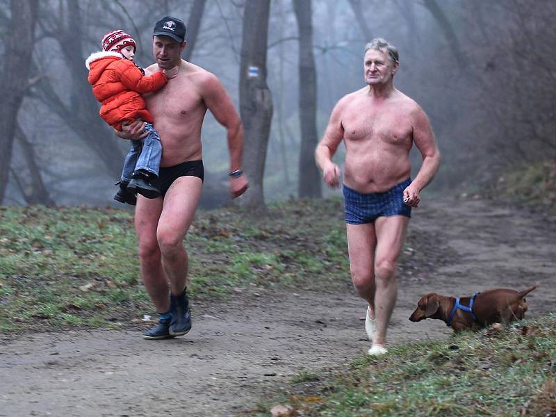 POSLEDNÍ MOHYKÁNI. Otužilci Lubomí Pelech a Petr Konvalina při letošní novoroční koupeli.