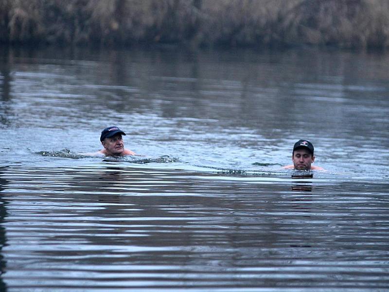 POSLEDNÍ MOHYKÁNI. Otužilci Lubomí Pelech a Petr Konvalina při letošní novoroční koupeli.