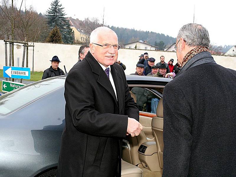 Václav Klaus po příjezdu na místo setkání.