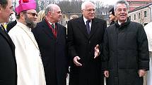 Prezidenti Klaus a Fischer před vchodem do kláštěra v Gerasu.