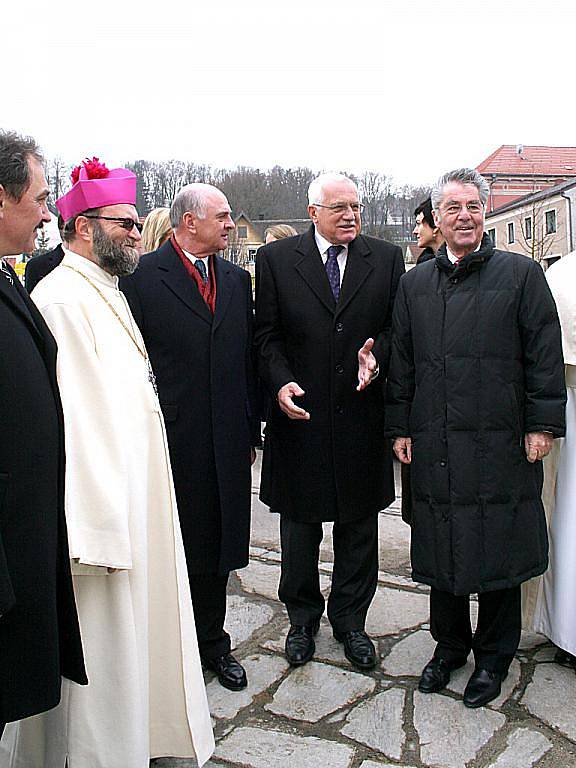 Prezidenti Klaus a Fischer před vchodem do kláštěra v Gerasu.