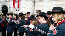 Státníky vítala hudba z příhraniční obce Landau.