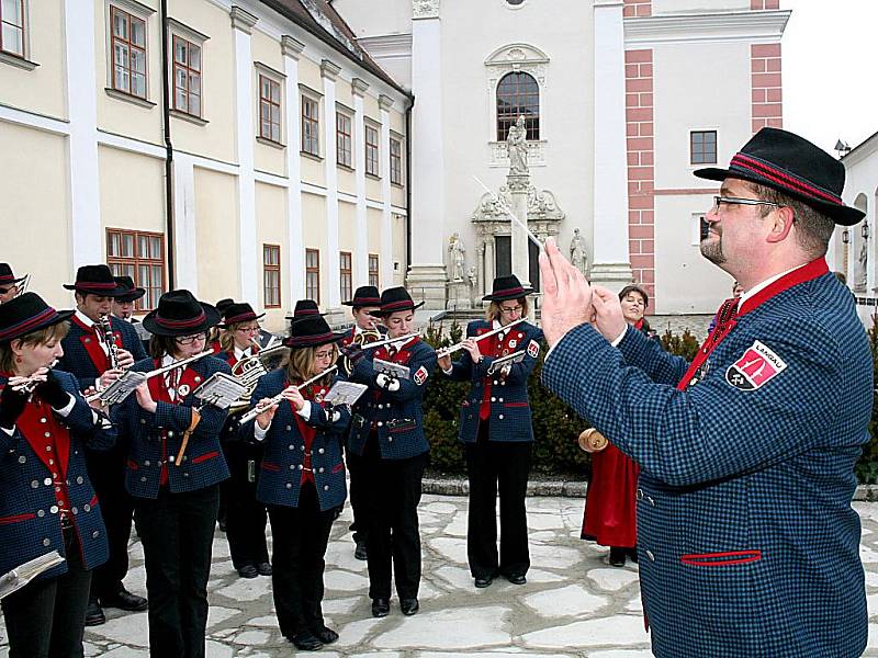 Státníky vítala hudba z příhraniční obce Landau.