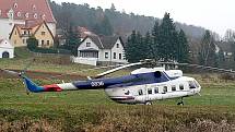 Prezident Klaus přiletěl na pracovní návštěvu armádní helikoptérou.