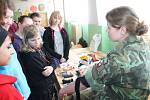 Vojáci z Univerzity obrany představili práci armády školákům druhého stupně v Základní škole Lubnice.