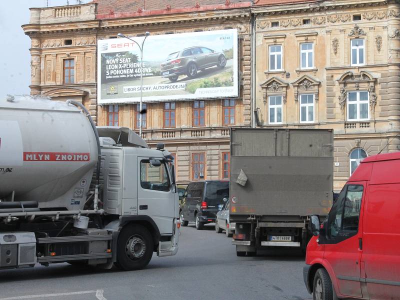 Znojmo se v pondělí proměnilo ve velký dopravní špunt. Kvůli opravám a uzavírkám se ve městě tvořily dlouhé kolony.