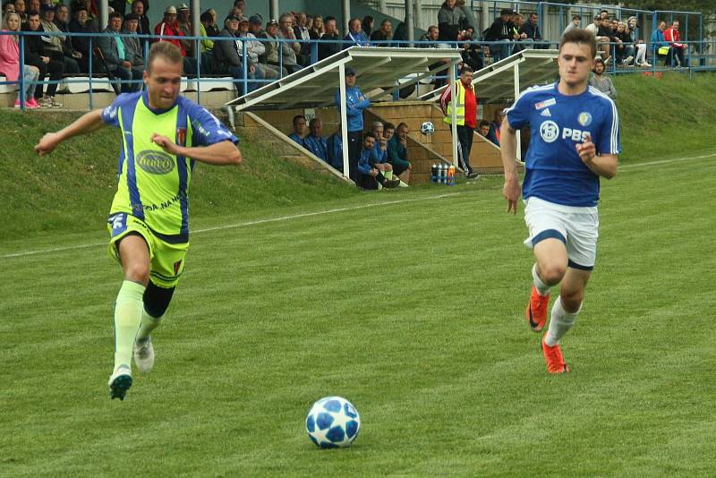 Fotbalisté divizních Tasovic (ve žlutých dresech) v neděli porazili na domácím hřišti celek Velké Bíteše 4:0.