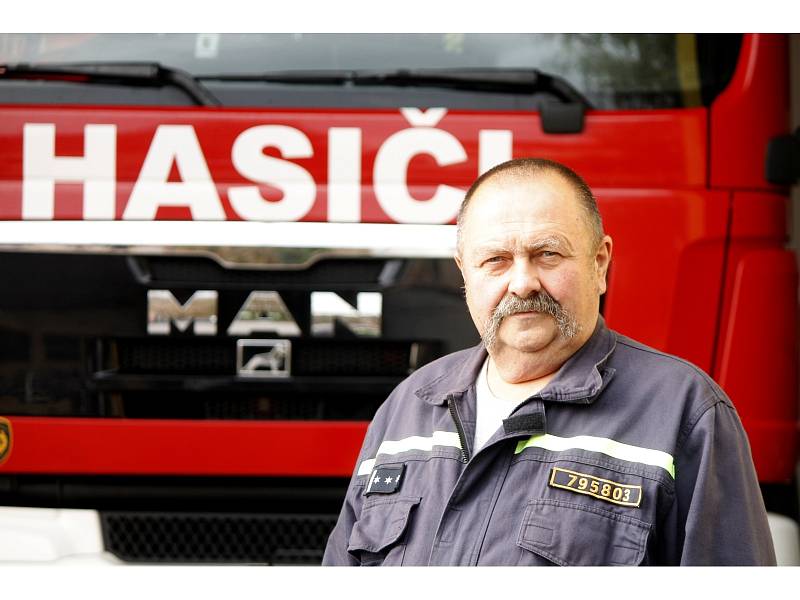 Pětašedesátiletý hasič František Karásek byl do konce prosince nejdéle sloužícím aktivním zásahovým hasičem v České republice. Kvůli služebnímu zákonu musel ke konci roku s prací skončit. Nechtělo se mu.