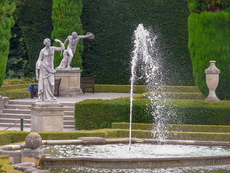 Procházka parkem paláce Blenheim nedaleko Oxfordu v Anglii.