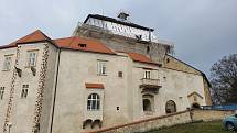 Rekonstrukce chátrající věže zámku v Miroslavi na Znojemsku.