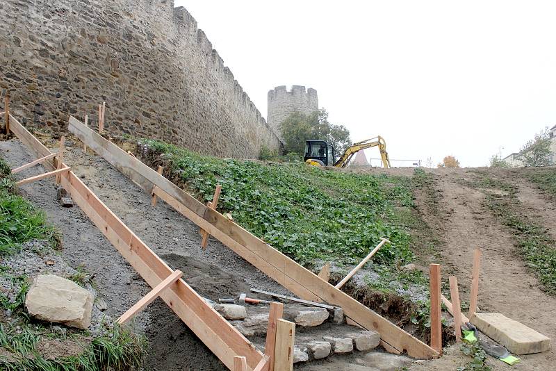 Při stavebních pracích u hradeb v Kapucínské zahradě ve Znojmě chyběl archeolog.