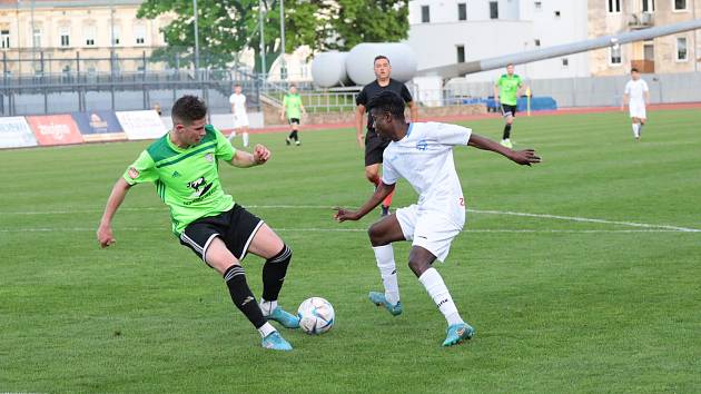 Fotbalisté Znojma (bílí) vyhráli 2:0 nad týmem Vrchoviny ve 27. kole Moravskoslezské fotbalové ligy.