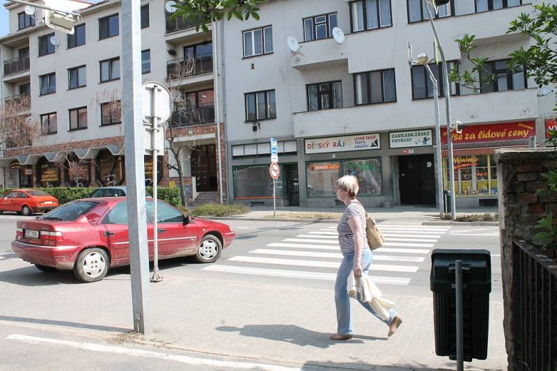 Obchod s plochou sto metrů čtverečních na Vídeňské třídě prodali zastupitelé Znojma jen za půl milionu korun. Takový prodej vzbudil ale údiv i kritiku. 