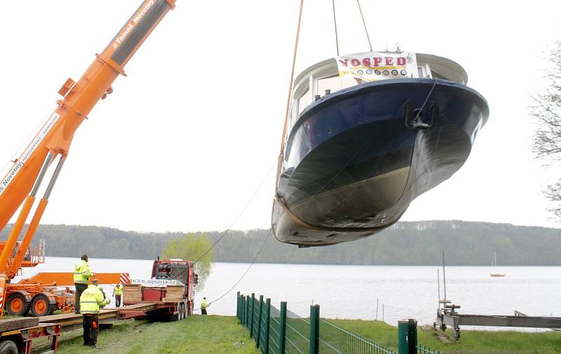 Nevšední podívanou si nenechaly ujít stovky lidí v pátek 15. dubna. Na vodu vranovské přehrady dosedla nekvětší loď na Moravě. Šedesátitunový Poseidon.