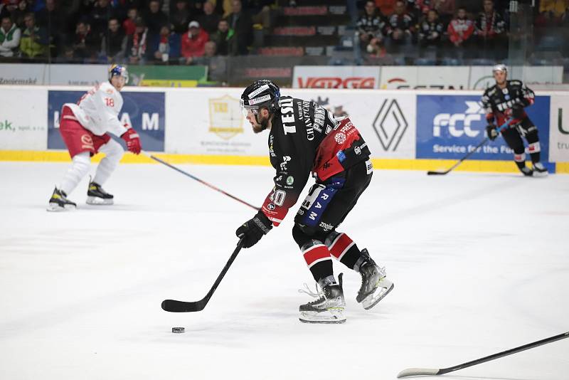 Hokejisté Znojma (v černém) hostili ve 13. kole mezinárodní soutěže ICEHL celek Salcburku.